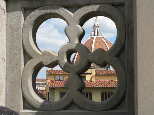 Brunelleschi, bevendo un caffé agli Uffizi